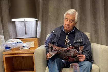 Constancio en el salón VIP de American Airlines, minutos antes de tomar el avión con destino a Miami. Fanático de las revistas y el periodismo gráfico, leyó ¡Hola! Argentina. El empresario de medios viajó en Business Class y se sentó en la butaca 7 A. Su plan en Miami era encontrarse con Lionel Messi.