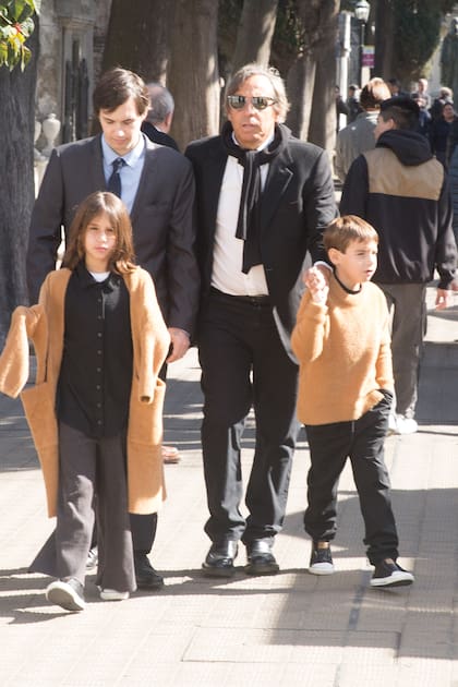 Constancio Vigil, acompañado por sus tres herederos, Constancio, Conzuelo y Clemente. El heredero del empresario trabajó en la revista deportiva "El Gráfico" y dirigió la revista Gente.