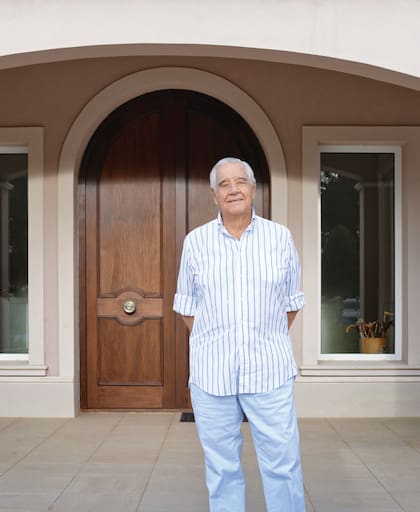 Constancio Vigil, en la puerta de su casona de estilo toscano, en Manantiales, Punta del Este