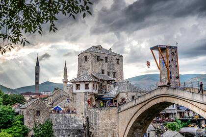 Constantin Popovici de Rumanía durante el salto desde casi 30 metros de altura