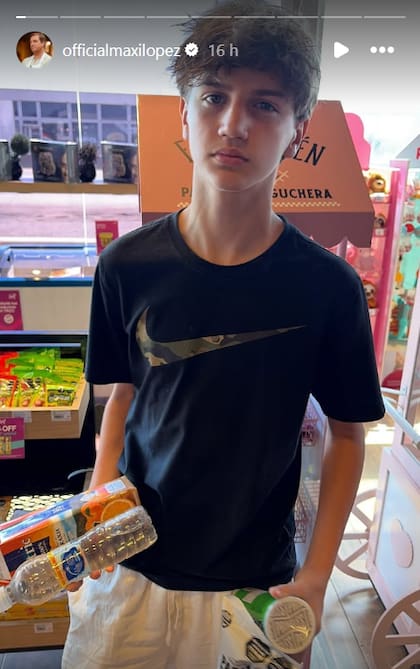 Constantino posa frente a la atenta mirada de su padre (Foto: @officialmaxilopez)