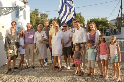 Constantino y Ana María y su familia en 2010, en Spetses, Grecia; su hijo Pablo con su mujer Marie-Chantal Miller; Nicolás con su mujer, Tatiana Blatnik; Alexia con su marido, Carlos Morales, y sus hijos Amelia, Carlos, Arrieta y Ana María.