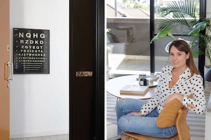 La anfitriona nos recibe en una silla Eames ‘Plywood’. Detrás, otro diseño clásico en madera: mesa de centro ‘Rudder’ (Manifesto).