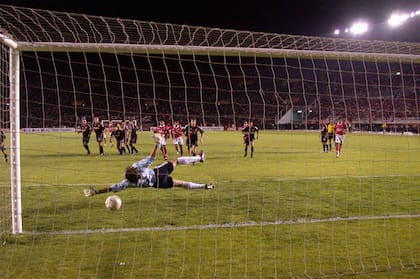 Constanzo no puede con el tiro libre de Lugo: Cienciano le ganó 1-0 a River y se quedó con la Sudamericana 2003