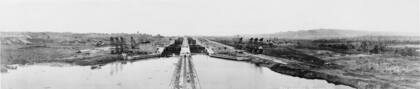 Construcción de esclusas en el canal en 1913