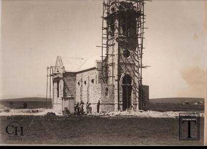 Construcción de la Iglesia Santa Rosa de Lima (1905) el nombre es en honor a la madre de Ernesto Tornquist, Rosa Camuso Alsina.