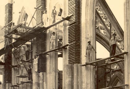 Construcción de las naves laterales de la catedral.