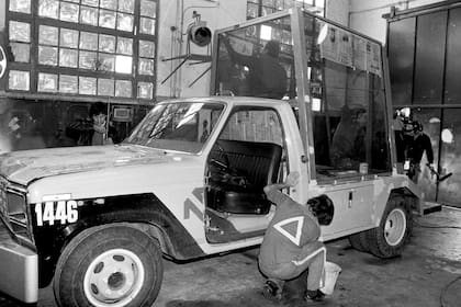 Construcción de Papamóvil en 1982 por parte de operarios del Automóvil Club Argentino