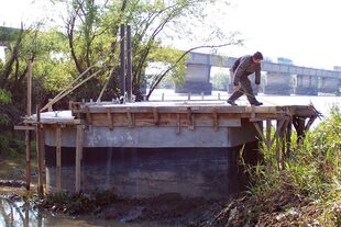 Construcción de una casa flotante en el río. Foto: gentileza Cátedra Viviendas Flotantes Sustentables UNL.