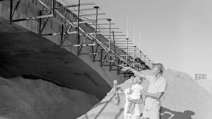 Construcción del nuevo puente traído de Londres en Arizona