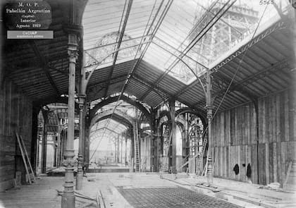 Construcción del primer piso del pabellón en París. A la derecha, a través del techo, puede apreciarse la Tour Eiffel.