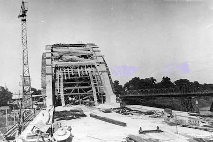 Construcción del puente Carretero, detrás se observa el puente de hierro.