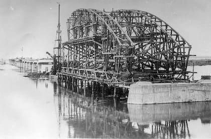 Construcción del puente Carretero en la década de 1930.
