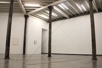 Construcción triangular: En Fred Sandback, los dibujos saltan de la pared al espacio de la amplia sala 2, en la planta baja de Proa. Hilo acrílico rojo y negro, lápiz.