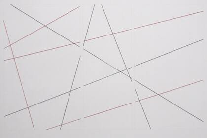 Construcción triangular: En Fred Sandback, los dibujos saltan de la pared al espacio de la amplia sala 2, en la planta baja de Proa. Hilo acrílico rojo y negro, lápiz.