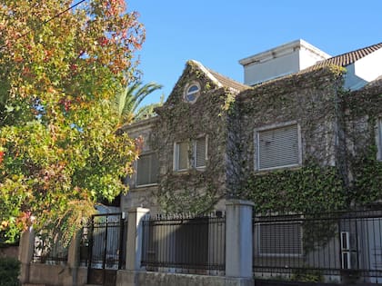 Construcciones residenciales de baja altura son destacadas en el mercado inmobiliario.