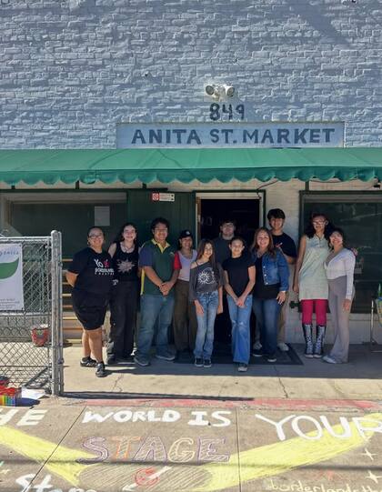 Construida en 1936 y ubicada en el 849 N Anita Ave, la tienda se encuentra en el Barrio Anita, una comunidad de viviendas antiguas donde más de la mitad de los residentes son hispanos
