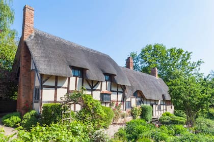 Construida en el pueblo de Shottery, Warwickshire, Inglaterra, esta enorme cabaña cuenta con varios dormitorios y se ubica en un extenso jardin.