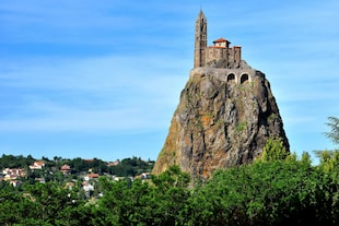 Construida sobre un pico volcánico de 82 metros de altura, se accede a la iglesia por una escalera de 268 escalones.