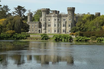 Construido a fines del siglo XII, el Johnstown Castle es imperdible, especialmente para los amantes de los jardines por su diseño, con sus pavos reales y las aguas espejadas del lago artificial como marco. (Gentileza Embajada de Irlanda en Buenos Aires)