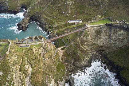 Construido mitad en el continente y mitad en un promontorio irregular que se proyecta hacia el mar de Cornualles, el castillo de Tintagel es uno de los sitios históricos más espectaculares de Gran Bretaña.