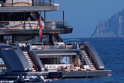 Construido por el astillero San Lorenzo y diseñado por Officina Italiana Design (Francesco Paszkowski fue el responsable del diseño interior), el supercrucero está decorado con muebles modernos, colores neutros y obras de arte.