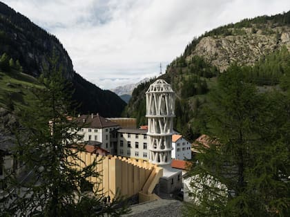 Construido sobre una antigua herrería, el flamante edificio tiene cuatro pisos y unos 30 metros de altura