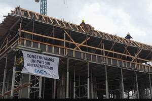 "Construyamos un país sin antisemitismo", dicen los carteles en las obras en construcción del AMBA