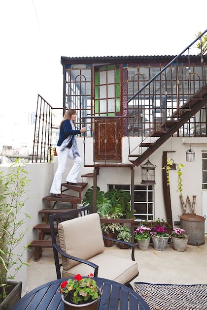 Construyen y reparan piezas de un velero de madera, un clásico de 1959, amado por los dos