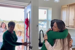 Construyeron una minicasa de 33.000 dólares para su madre en ocho semanas y revelan los retos