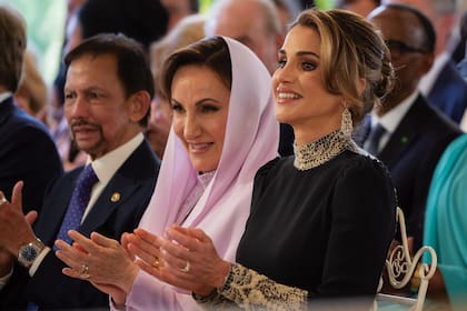 Consuegras felices. Azza Al Sudairi y la reina Rania miran con orgullo a sus hijos en uno de los momentos más importantes de sus vidas.
