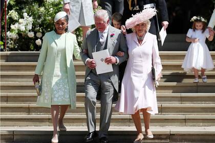 El príncipe Carlos y Camilla con su consuegra Doria Ragland