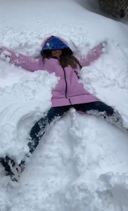 Consuelo Vallina se tiró en la nieve e hizo la clásica figura del ángel. Crédito: Instagram