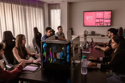 Consultores de criptomoneda en La Plata, Argentina. Las monedas digitales son populares entre los argentinos que intentan incrementar sus ahorros