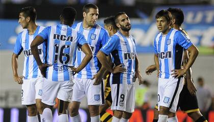 Consumada la derrota por 2-0 ante Olimpo, Racing dejó la imagen de la desilusión rumbo al vestuario