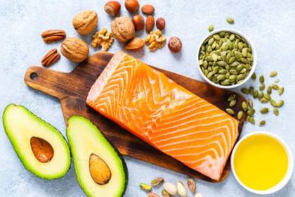 Consumí alimentos ricos en grasas saludables como salmón, aguacate, frutos secos y semillas (Foto: Istock)