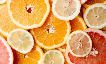 Consumir alimentos ricos en vitaminas del complejo B y vitamina C, como frutas cítricas, puede ayudar a la recuperación del organismo