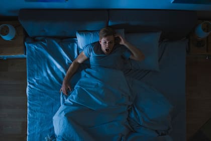 Consumir comidas abundantes o pesadas cerca de la hora de acostarse puede derivar en reflujo ácido, lo que complica la respiración