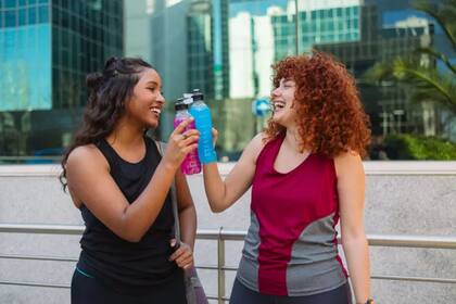 Consumir en exceso bebidas isotónicas puede desregular el cuerpo, según las expertas
