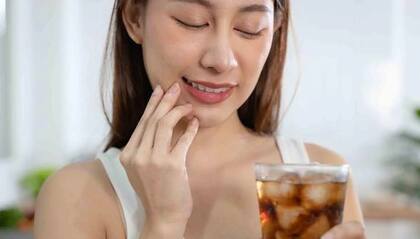 Consumir jugos procesados trae problemas en la salud bucal, ya que las bacterias se alimentan del azúcar para producir ácidos corrosivos que son los responsables de las caries