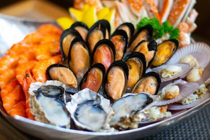 Consumir mariscos y ostras crudas aumenta el riesgo de contagiarse de norovirus y presentar síntomas gastrointestinales. (Archivo)