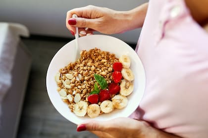 Consumir un desayuno rico en proteínas puede ser particularmente beneficioso para personas que buscan controlar su peso o desarrollar masa muscular