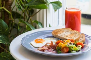 Consumir verduras antes que los carbohidratos puede ayudar a controlar el azúcar en sangre y mejorar la saciedad durante el día (imagen ilustrativa)