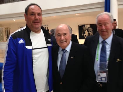 Contacto en Paraguay: el encuentro de Pablo Silva con Joseph Blatter, presidente de FIFA, y Julio Grondona, vicepresidente de FIFA. Fue en el marco de una reunión de Conmebol. Allí, Silva le contó las bondades del aerosol evanescente a Blatter y logró su apoyo para llevar el tema a la International Board, entidad que define las reglas del fútbol.