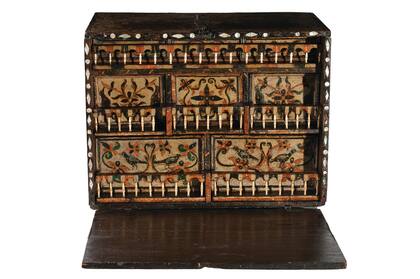 Contador del siglo XVIII, de madera de cedro policromada con incrustaciones de nácar