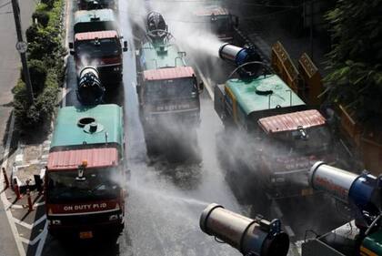 Una de las medidas tomadas en Delhi es rociar agua desde camiones para que las partículas contaminantes se depositen en el suelo.