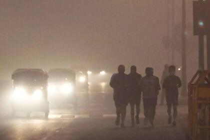 Algunas personas desafían el aire contaminado y salen a correr.