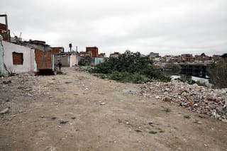 La odisea de las familias que viven a metros del Riachuelo y no logran escapar