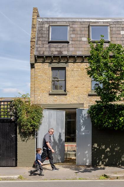 Contemporáneo. El portón de acero corrugado y galvanizado da la bienvenida a la propiedad en el vibrante barrio de Peckham.