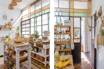 Contenedor de cerámica para utensilios y vajilla color natural (El Mercadito de Maio). Estante con ménsulas de hierro (Villatte). Isla y mueble (ModulZeta) pintados y patinados por Sabrina. Frascos con etiquetas (El Blog de Pato). Portamacetas de yute colgantes, bolsas tejidas y delantal (Casa Pastel).